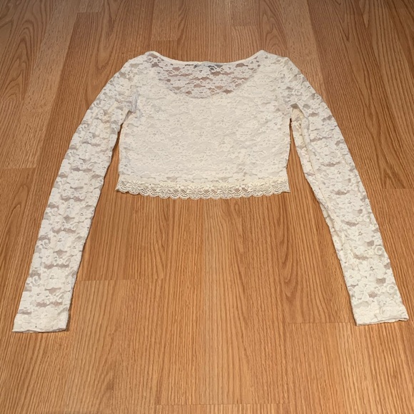 Lace crop 🤍 - Picture 3 of 3